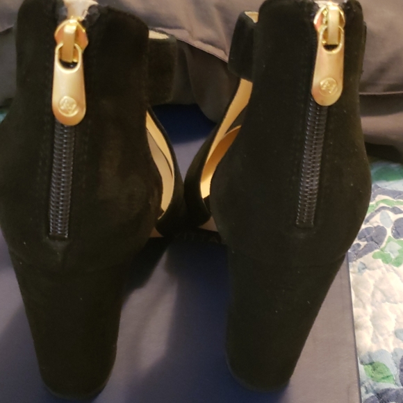 Adrienne Vittadini Suede Shootie. - Picture 4 of 7